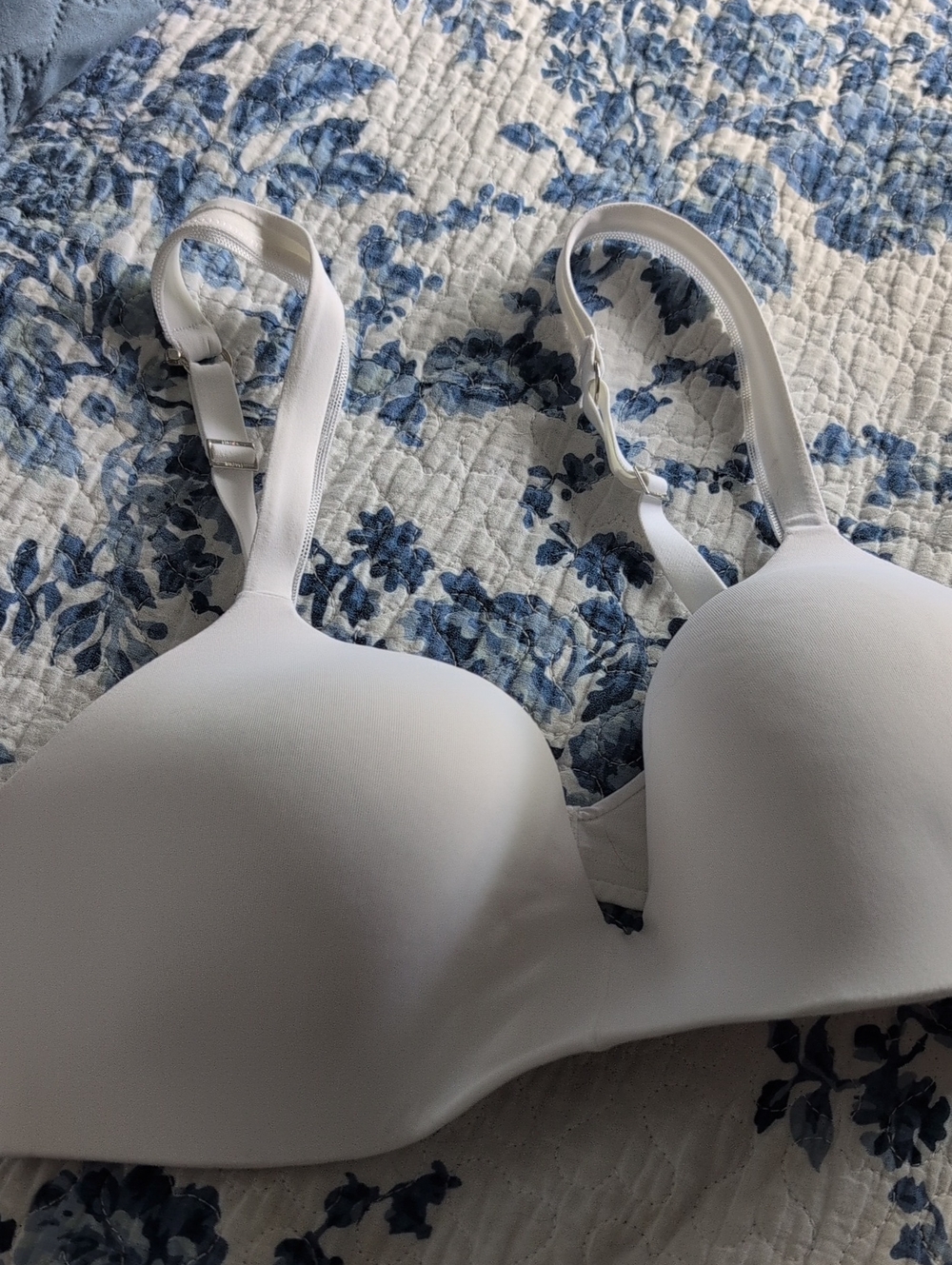 Hanes hugs 36c white lightly lined bra